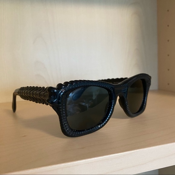 LA FEMME EN NOIR BY MICHELLINE PIT ALIEN XENOMORPH SUNGLASSES NWT - Picture 3 of 9